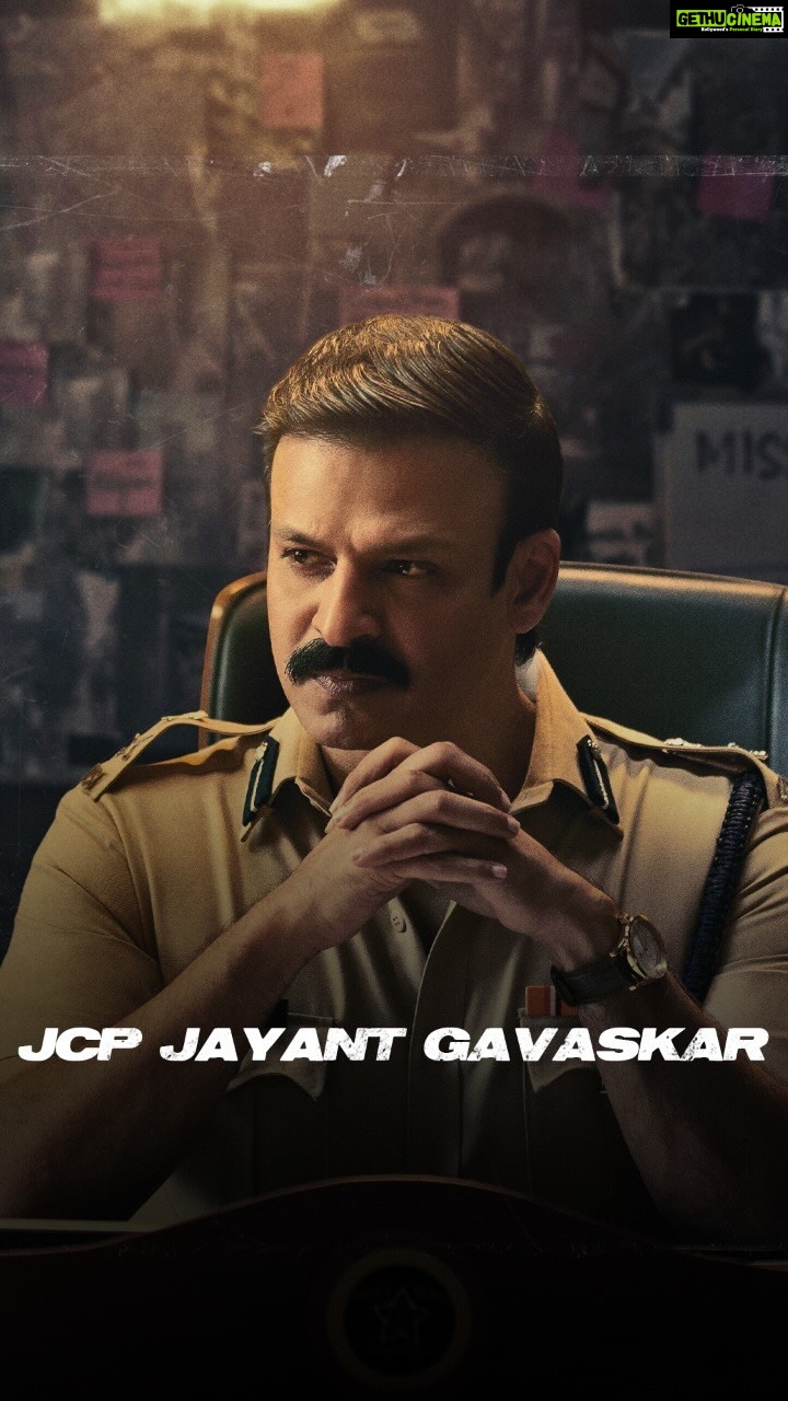 Vivek Oberoi Instagram - Dharavi Bank mein sabka khata bandh karne ke liye aagaye hai JCP Jayant Gavaskar. #DharaviBank directed by @samitkakkad @suniel.shetty @vivekoberoi @sonalikul @luke_kenny_live @freddy_daruwala @shanthipriya333 @santoshjuvekar12 @shruti_ss @nageshbhosleofficial @sidmenon1 @hiteshbhojraj @chinmay_d_mandlekar @bhavanaa_raao_actor @realrohitpathak @jaywantwadkar @samikshabhatna1 @zeestudiosofficial