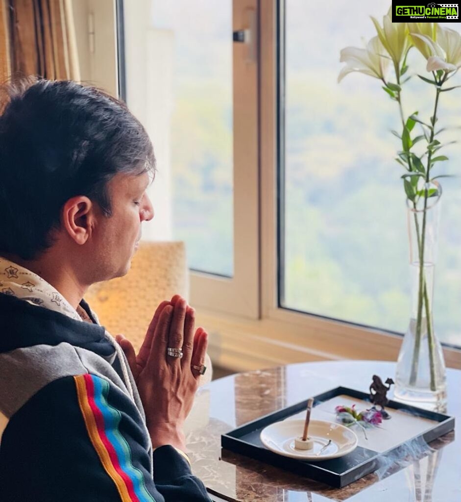 Vivek Oberoi Instagram - सब सुख लहै तुम्हारी सरना। तुम रक्षक काहू को डर ना ✨ जय बजरंग बली 🙏🏻 #prayer #potd #morningroutine #hanuman