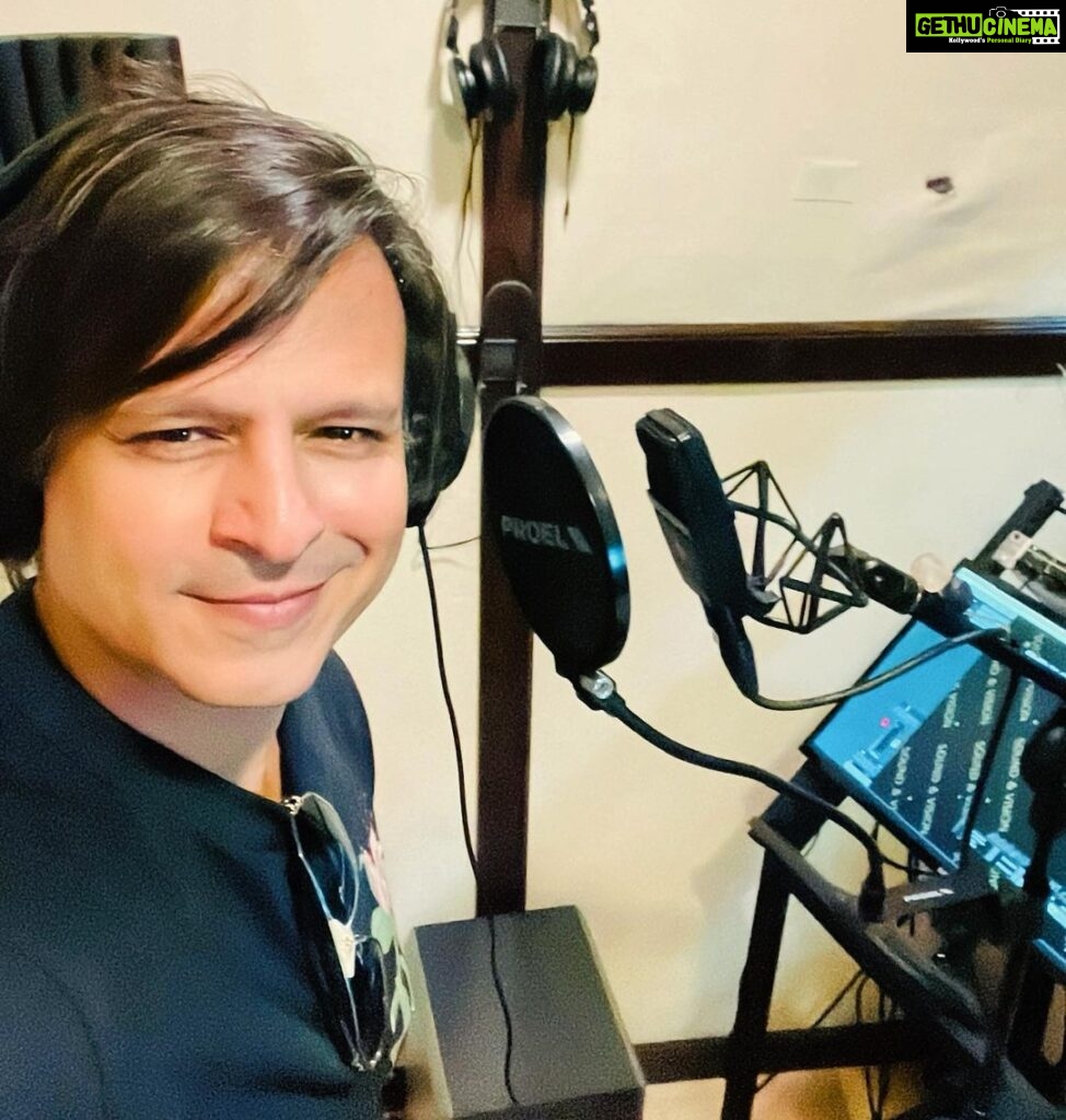 Vivek Oberoi Instagram - Something’s cooking in the studio 👀 Can you guess? 🤫 #bollywood #sundayfunday #celebrity