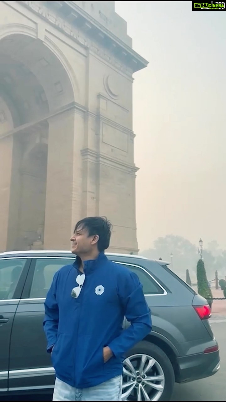 Vivek Oberoi Instagram - Hunting for a chai tapri in the dewy mist of early dawn in #delhi Let me know if you guys are team chai or team coffee in the captions below ? #travel #reels #sunrise #chai