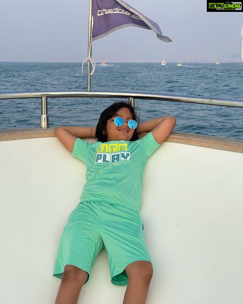 Vivek Oberoi Instagram - Ay Ganpat chal orange juice la 🧃🍊 #flashbackfriday with my son on a sunny vacation
