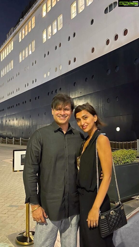 Vivek Oberoi Instagram - Date night with the Mrs.🌙 Don’t know what was shining brighter, the moon or the moonlight on her face Thank you @qe2dubai for the wonderful night and @fever_global for this show! #datenight #reels #reelsinstagram