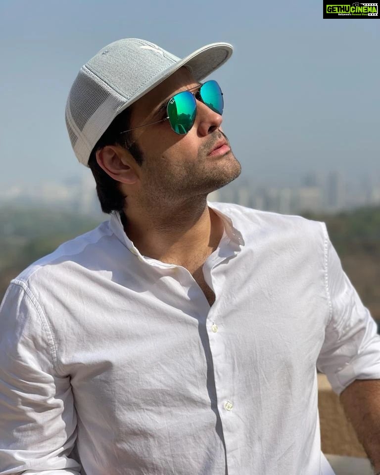 Vivian Dsena Instagram - Every Stage Of Your Life Is Preparing You For The Next Level; Be Content And Thank The Almighty 🤲 He Has Planned It All 🤗♥️... #viviandsena #sartajsingh #udaariyaan #newbeginnings #colorstv #dreamiyata