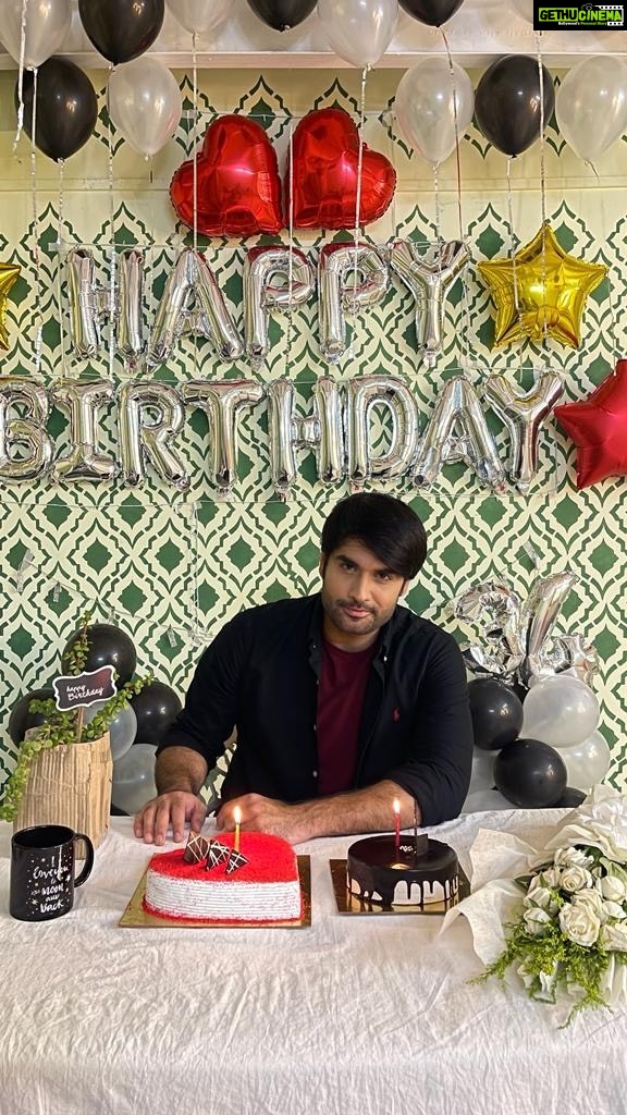 Vivian Dsena Instagram - Thanks To My #SirfTum Family For Making The Day Special For Me… Lots of love & Appreciation To Each & Every One including the Whole Unit, Crew & My Co-actors 😍☺️ #sirftum #ranveeroberoi #RuHaani #birthdaycelebration #gratitude #viviandsena