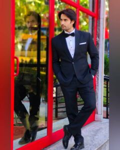 Vivian Dsena Instagram - Which Look Would You Pick 🤔🧐😉
A.Tuxedo🤵
B.Sporty ⛹️

#mondaymood #sirftum #Ranveer #colorstv  #looks #styleoftheday #newlook