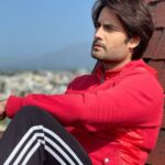 Vivian Dsena Instagram - Which Look Would You Pick 🤔🧐😉 A.Tuxedo🤵 B.Sporty ⛹️ #mondaymood #sirftum #Ranveer #colorstv #looks #styleoftheday #newlook Dehradun, Uttarakhand