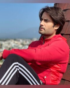 Vivian Dsena Instagram - Which Look Would You Pick 🤔🧐😉
A.Tuxedo🤵
B.Sporty ⛹️

#mondaymood #sirftum #Ranveer #colorstv  #looks #styleoftheday #newlook