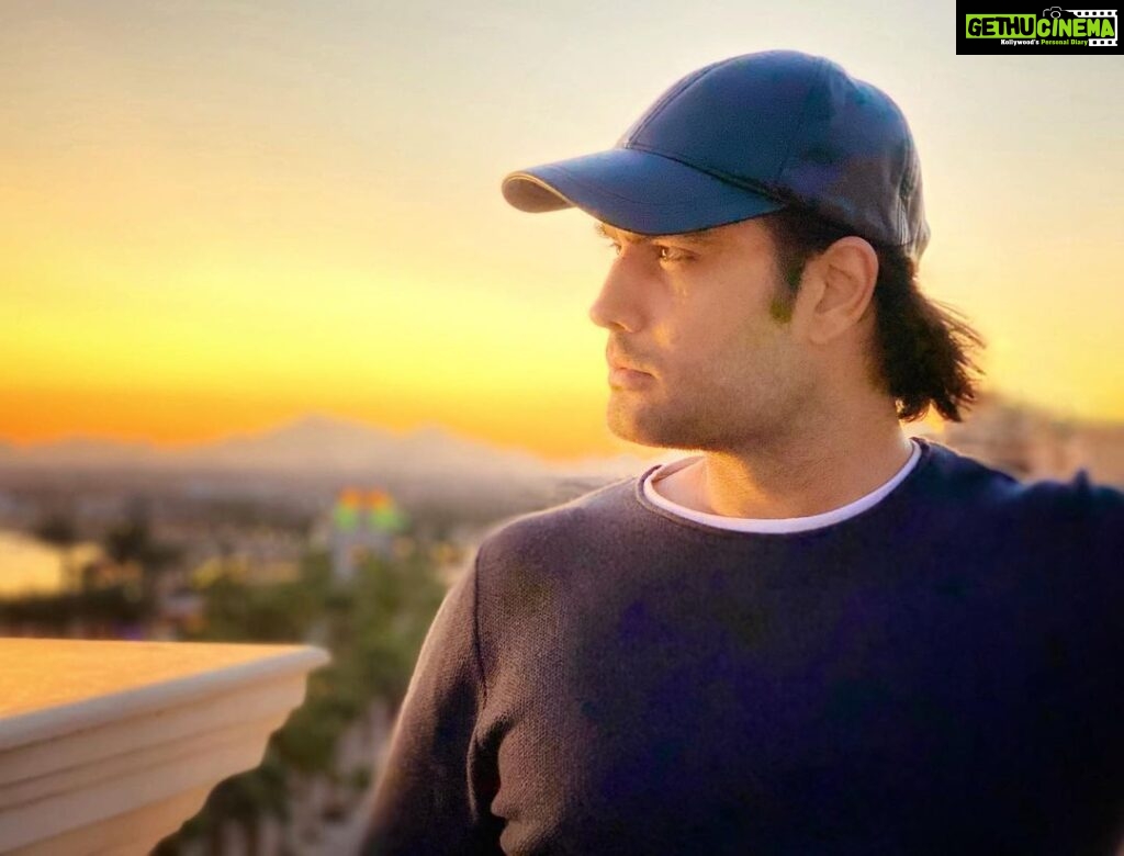 Vivian Dsena Instagram - Always Look At the Brighter Side Of Life… #tb #optimism #hope #onlygoodvibes #littlesister #photography 📸 @_mimeograph_