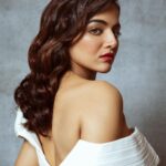 Wamiqa Gabbi Instagram - 🤍🦢 #JubileeTrailerLaunch Outfit: @officialsaishashinde Bag: Vintage Styled by: @spacemuffin27 Styling Assistant: @harshitasamdariya Makeup Artist: @elishab_mua Hairstylist: @reshammordani Shot by: @dinesh_ahuja