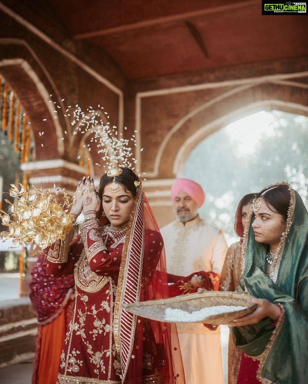 Wamiqa Gabbi Instagram - Mere Baagaan Di Koyal Kahaan Challi Eh? Dharmi Pitar Ne Kaaj Rachaaya, Vachana Di Bandhi, Maen Challi Aan Nightingale of my gardens, where are you going? My dutiful father arranged my marriage. Bound by these vows, I am leaving my home U N V E I L I N G 𝐁𝐚𝐚𝐛𝐮𝐥 . बाबुल . ਬਾਬੁਲ Leaving the Nest Featuring @wamiqagabbi & @official_tarsempaul Story & concept @karantorani Photography @sutejpannu @sutej.pannu Assistant Direction @asmipradeep Hair by @bkccad @samanthakochhar @renthlei_maria @aar_zoorawat Make-up by @cocoballucci Props and production @baeghamkot Jewels @kharikajai #ToraniIndia #ToraniWeddings #baabul