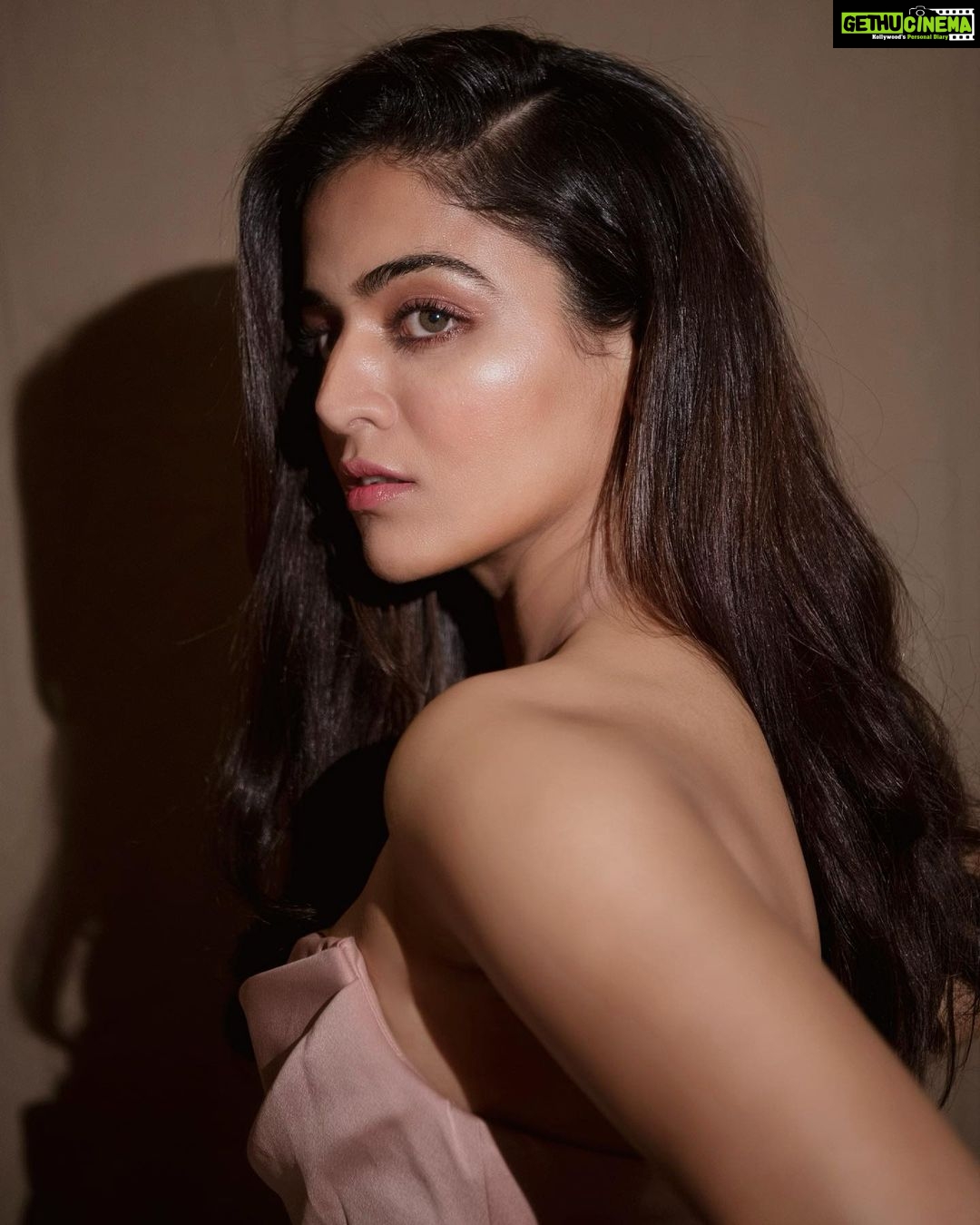 Wamiqa Gabbi Instagram - आखों की ……. 👁️👁️ #JubileePremiere . Styled by: @spacemuffin27 Styling Assistant: @harshitasamdariya @abhimanyudessai Outfit: @houseofcb Styling Intern: @sakshi_sardaa Clicked by @rishabhkphotography