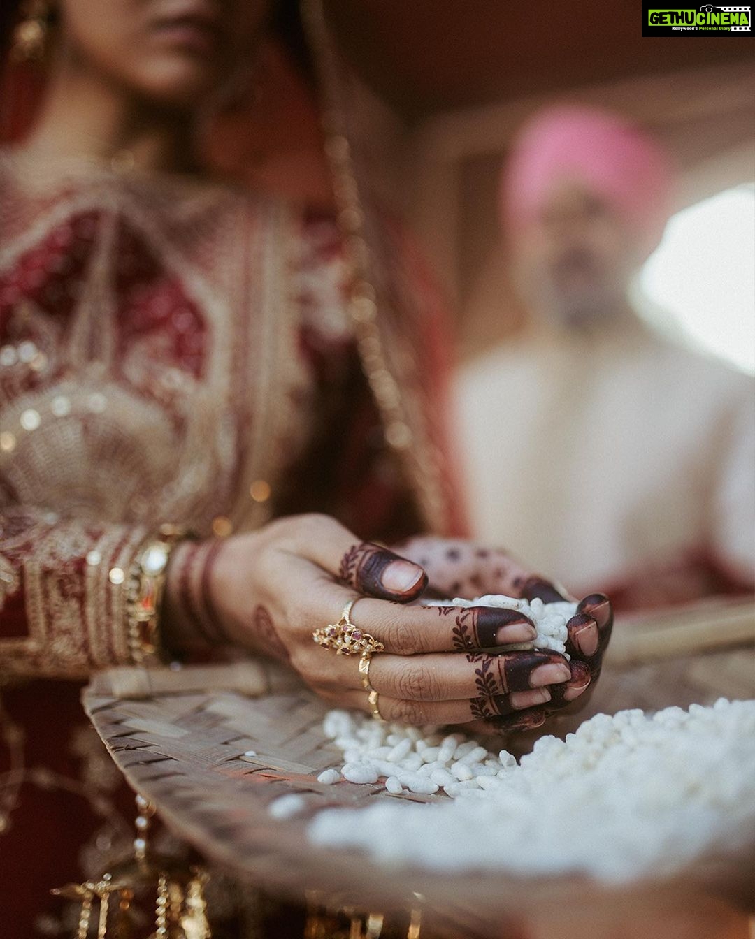 Wamiqa Gabbi Instagram - Mere Baagaan Di Koyal Kahaan Challi Eh? Dharmi Pitar Ne Kaaj Rachaaya, Vachana Di Bandhi, Maen Challi Aan Nightingale of my gardens, where are you going? My dutiful father arranged my marriage. Bound by these vows, I am leaving my home U N V E I L I N G 𝐁𝐚𝐚𝐛𝐮𝐥 . बाबुल . ਬਾਬੁਲ Leaving the Nest Featuring @wamiqagabbi & @official_tarsempaul Story & concept @karantorani Photography @sutejpannu @sutej.pannu Assistant Direction @asmipradeep Hair by @bkccad @samanthakochhar @renthlei_maria @aar_zoorawat Make-up by @cocoballucci Props and production @baeghamkot Jewels @kharikajai #ToraniIndia #ToraniWeddings #baabul