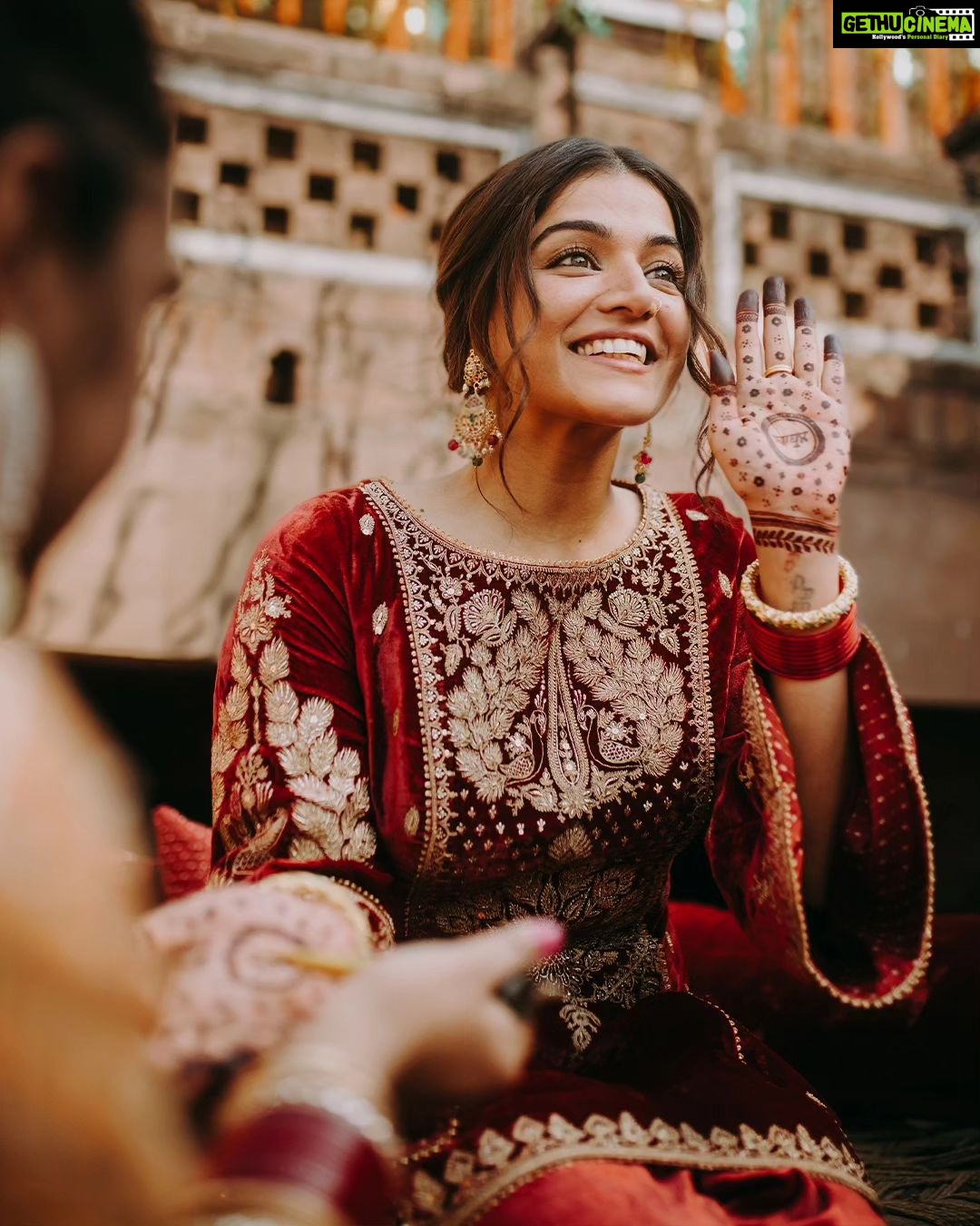 Wamiqa Gabbi Instagram - Mehndi Ni Mehndi Aaj Ralkey Lavan ayia ne Behna Te Parjayian __ Indian actor & artist Wamiqa Gabbi (@wamiqagabbi) adorns our Sindoori Sitara kameez; paired with embroidered peshawari salwar in velvet Silk and a tulle Odhni. The bridal ensemble is hand-embellished with meticulous Gota Warq, Dori and zardosi with motifs inspired by a the cypress Tree of Life and peacocks. U N V E I L I N G ๐๐๐๐๐ฎ๐ฅ . เคฌเคพเคฌเฅเคฒ . เจฌเจพเจฌเฉเจฒ Leaving the Nest ๐๐ข๐ฌ๐๐จ๐ฏ๐๐ซ ๐ญ๐ก๐ ๐ฅ๐จ๐จ๐ค ๐จ๐ง ๐ฐ๐ฐ๐ฐ.๐ญ๐จ๐ซ๐๐ง๐ข.๐ข๐ง ๐๐ง๐ ๐๐ญ ๐จ๐ฎ๐ซ ๐๐ฅ๐๐ ๐ฌ๐ก๐ข๐ฉ ๐ฌ๐ญ๐จ๐ซ๐ ๐ข๐ง ๐๐ก๐๐ง ๐๐๐ซ๐ค๐๐ญ, ๐๐๐ฅ๐ก๐ข. #ToraniIndia #ToraniWeddings #Baabul