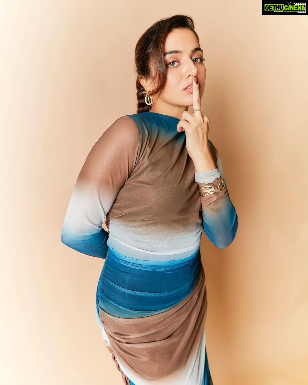 Wamiqa Gabbi Instagram - Ude udankhatole nayan ke tere 🦋👀 . HMU - @reshammordani Photographer - @kadamajay Styled by - @dhruvadityadave Style team - @anjalibiyani_ Outfit - @srstore09