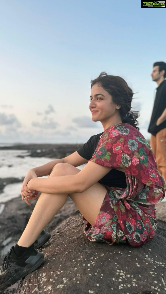 Wamiqa Gabbi Instagram - Sam’s thoughts are as twisted as the threads of her colourful saaree 🌈🖤 Thanking the Universe for introducing me to SAM #NOP #NinaivoOruParavai #ModernLoveChennai