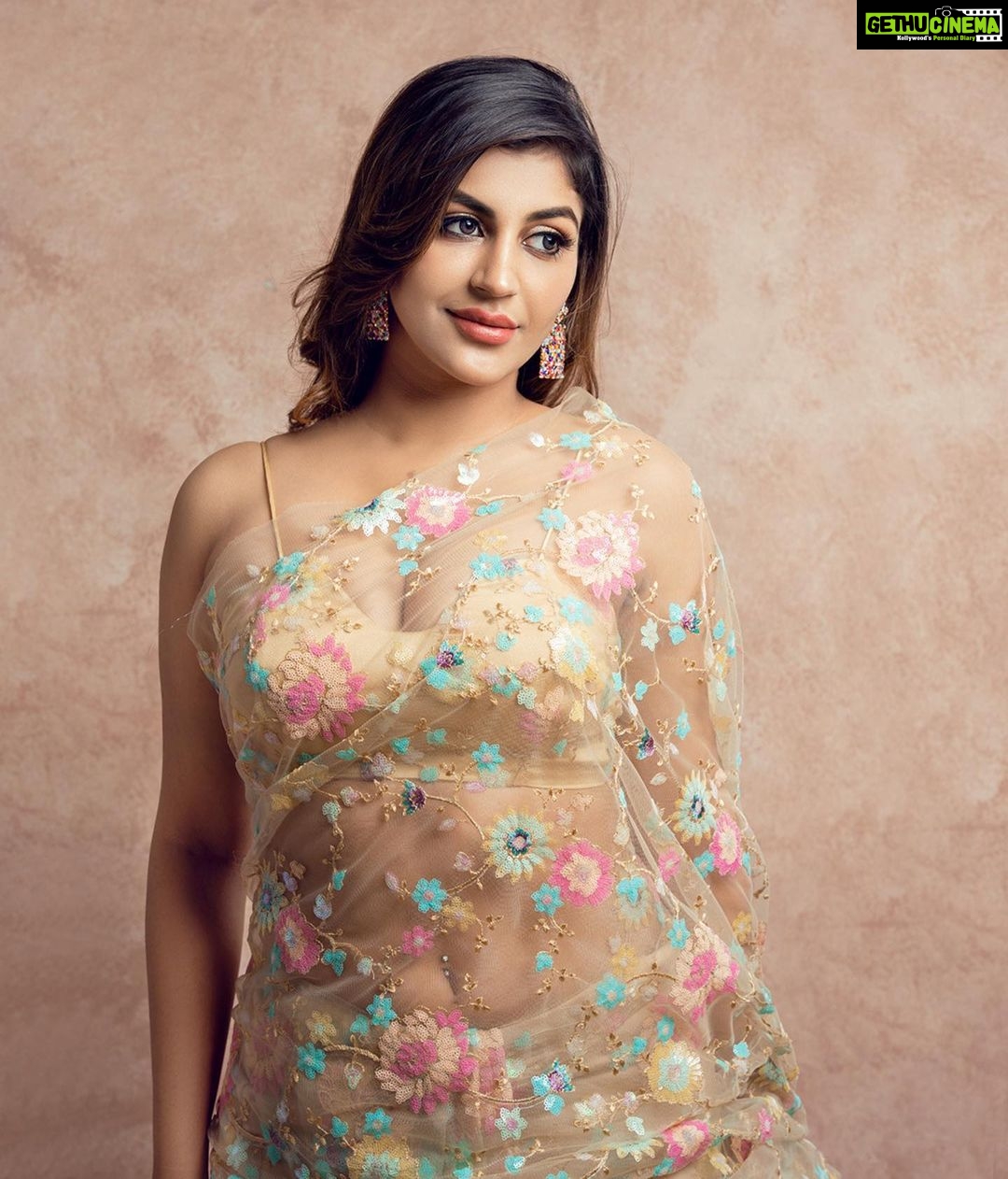 Yaashika Aanand Instagram - Saree on my mind 😉 📸 @vishal_srinivasan 💄 @bindu_makeupartist__ 👗 @anand.aries Asst : @davidphotography.dav Retouch - @whoizsri @arudpa 📍 @vybn_studio . . . , , . . . #saree #sareefashion #trending #viral #yashika #kollywood #bollywood #instadaily #actress #shoot