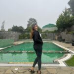 Yaashika Aanand Instagram - 😶‍🌫️😮‍💨😮‍💨 #kodaikanaldiaries ⛰️ ✨ . . #swipeleft #ootd #hills #kodai #randomclick #instamood #yashika The Tamara Kodai