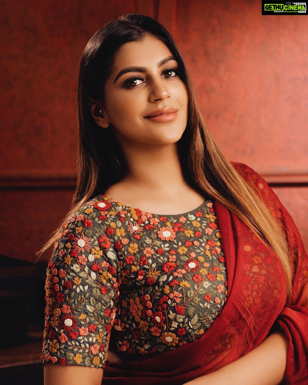 Yaashika Aanand Instagram - Swipe to the final picture π ( The cover girl edition) . Concept: @shamini_shankar_official Photographer : @murlee_photography Costumes: @savinidii_official MUA / Hair: @priya_dharshini_makeupartist Stylist: @ishwaryaalaguvel
