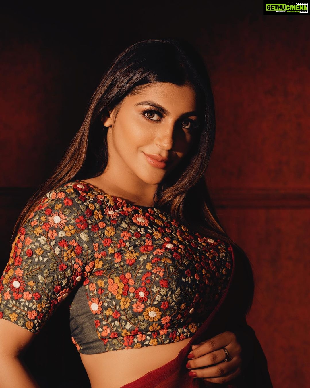 Yaashika Aanand Instagram - Swipe to the final picture π ( The cover girl edition) . Concept: @shamini_shankar_official Photographer : @murlee_photography Costumes: @savinidii_official MUA / Hair: @priya_dharshini_makeupartist Stylist: @ishwaryaalaguvel