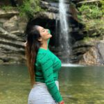 Yaashika Aanand Instagram - Swipe for love 😘 ♥️ . . . . . #travel #explore #waterfall #viral #trending #yashika #yashikaanand Balugarh Waterfalls Mukteshwar