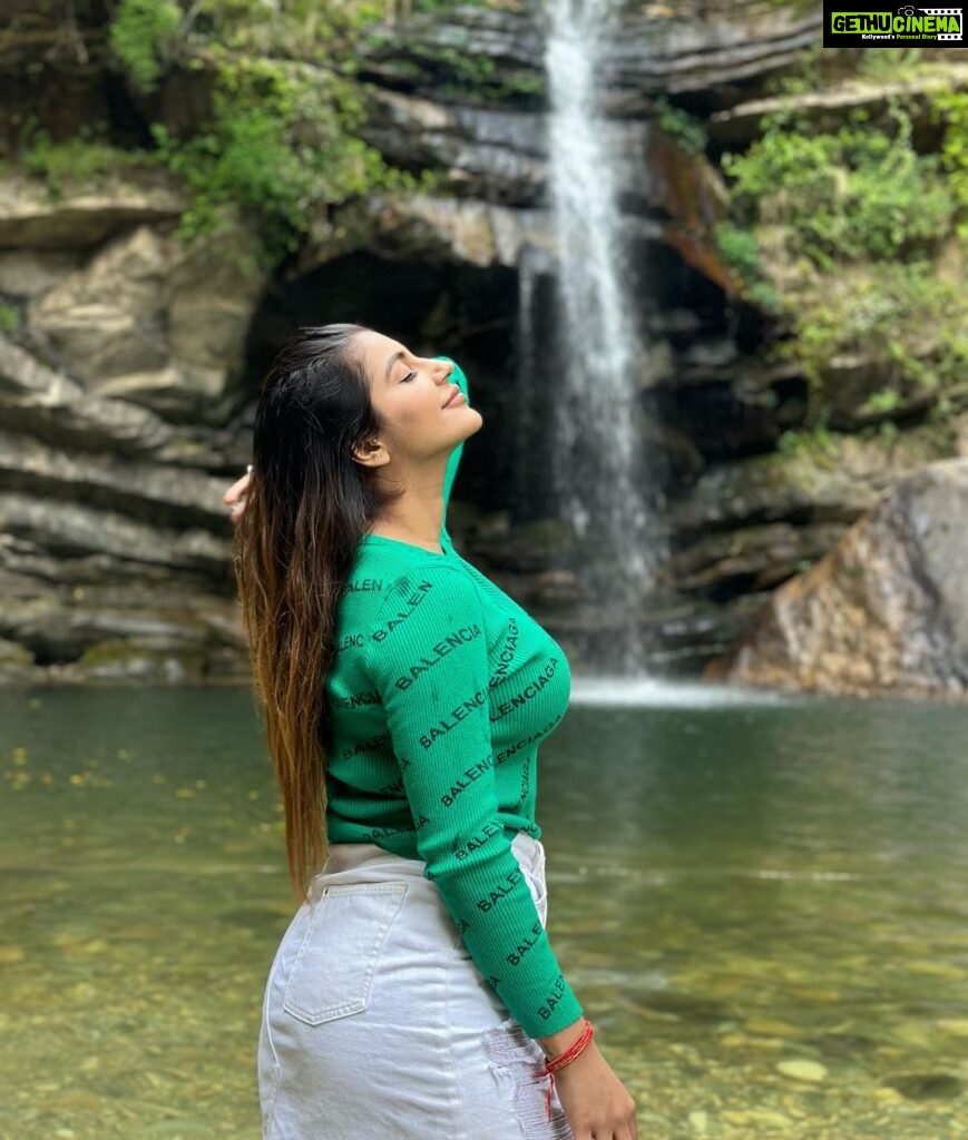 Yaashika Aanand Instagram - Swipe for love 😘 ♥️ . . . . . #travel #explore #waterfall #viral #trending #yashika #yashikaanand Balugarh Waterfalls Mukteshwar