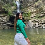 Yaashika Aanand Instagram - Swipe for love 😘 ♥️ . . . . . #travel #explore #waterfall #viral #trending #yashika #yashikaanand Balugarh Waterfalls Mukteshwar