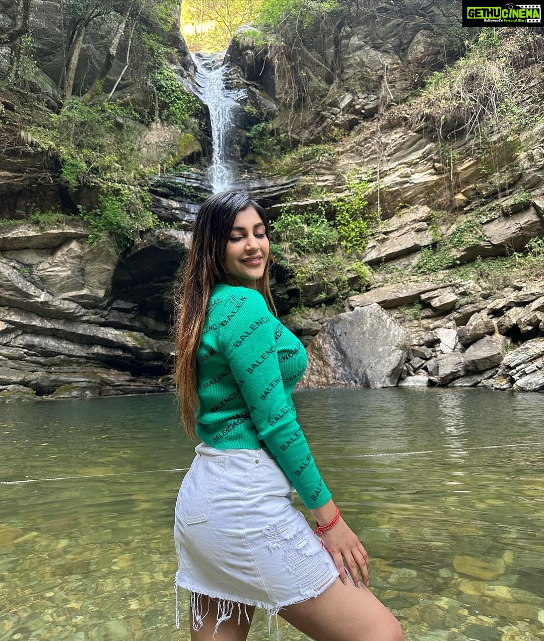 Yaashika Aanand Instagram - Swipe for love 😘 ♥️ . . . . . #travel #explore #waterfall #viral #trending #yashika #yashikaanand Balugarh Waterfalls Mukteshwar