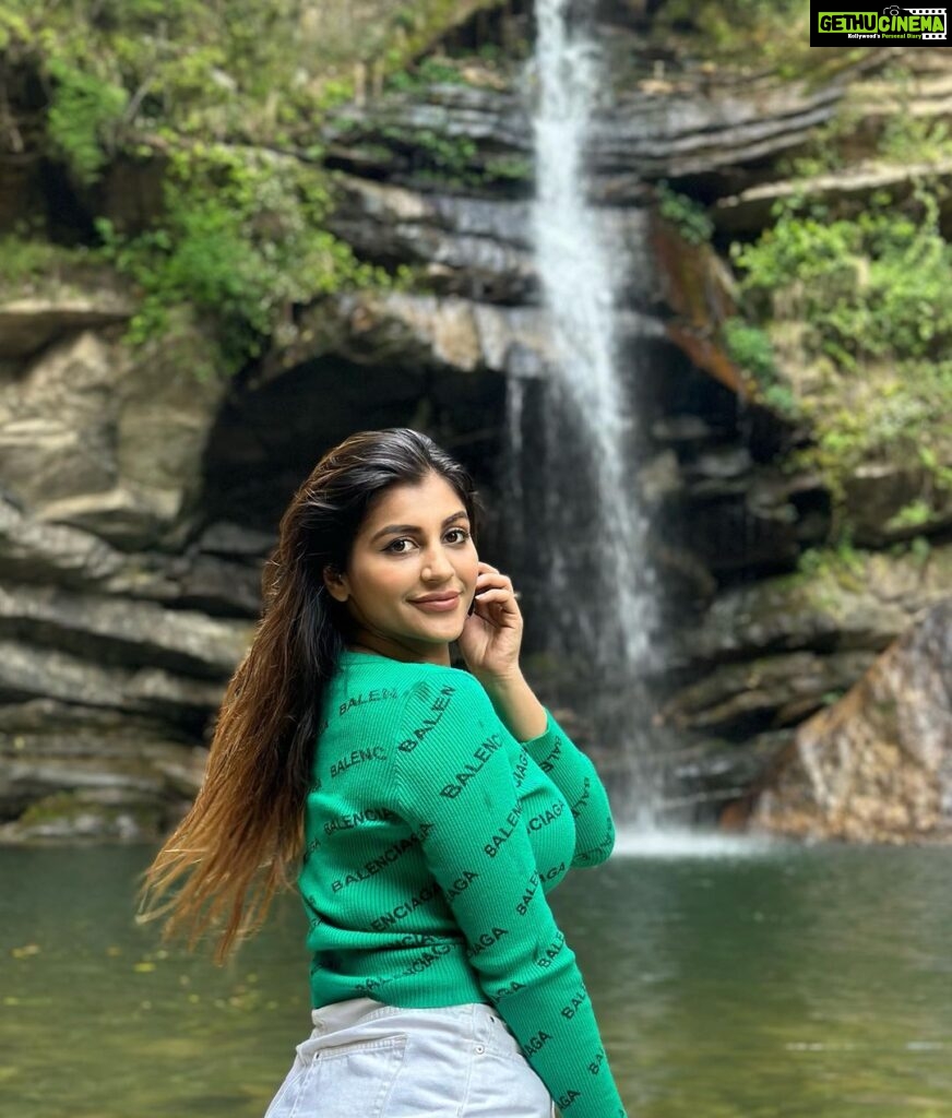 Yaashika Aanand Instagram - Swipe for love 😘 ♥️ . . . . . #travel #explore #waterfall #viral #trending #yashika #yashikaanand Balugarh Waterfalls Mukteshwar