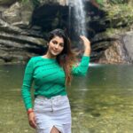 Yaashika Aanand Instagram - Swipe for love 😘 ♥️ . . . . . #travel #explore #waterfall #viral #trending #yashika #yashikaanand Balugarh Waterfalls Mukteshwar