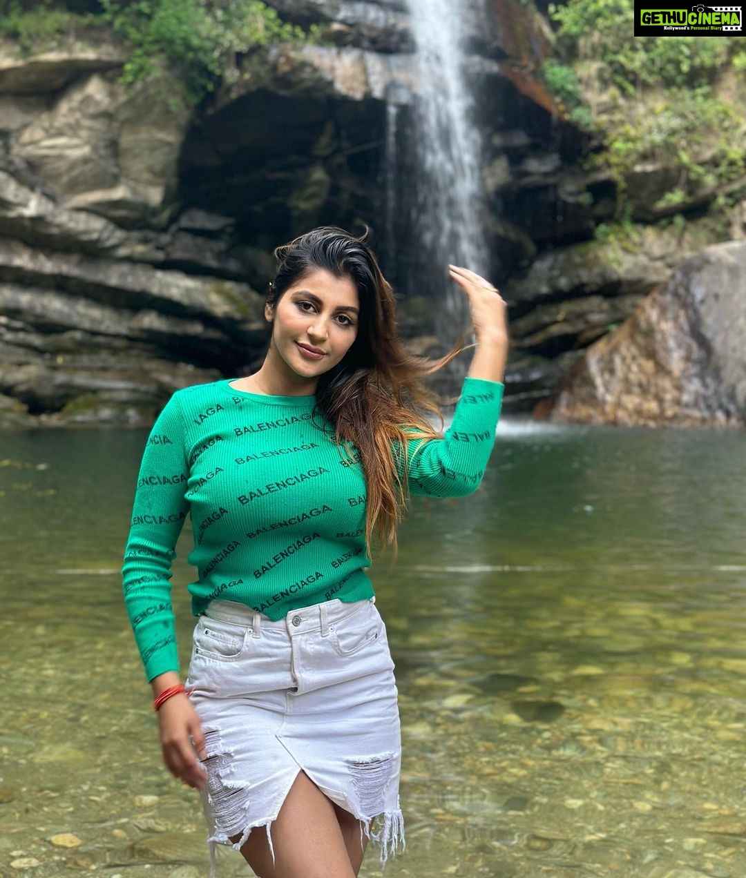 Yaashika Aanand Instagram - Swipe for love 😘 ♥️ . . . . . #travel #explore #waterfall #viral #trending #yashika #yashikaanand Balugarh Waterfalls Mukteshwar