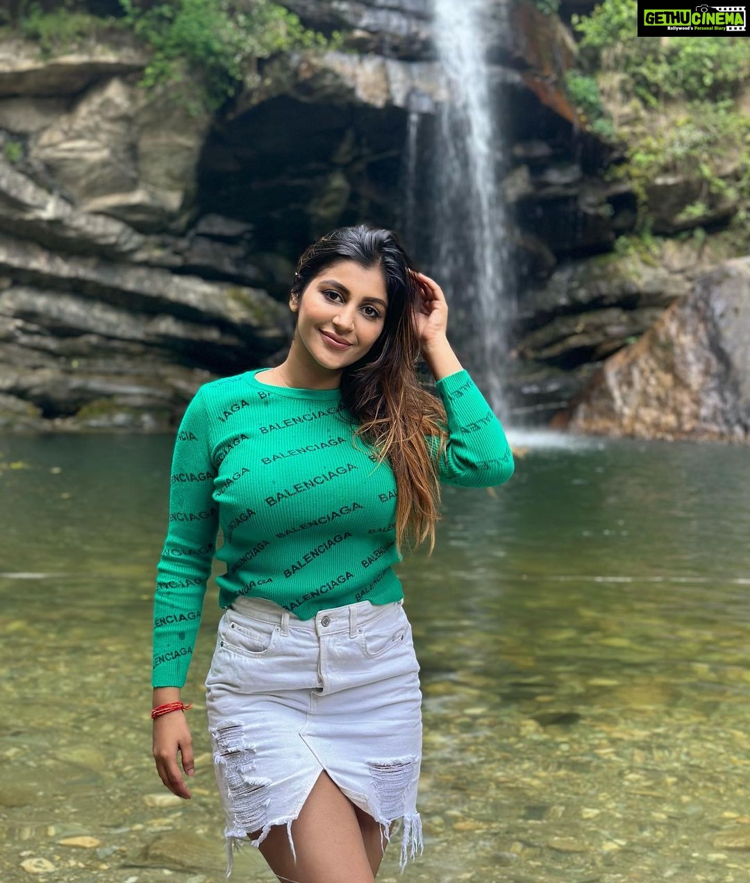 Yaashika Aanand Instagram - Swipe for love 😘 ♥️ . . . . . #travel #explore #waterfall #viral #trending #yashika #yashikaanand Balugarh Waterfalls Mukteshwar