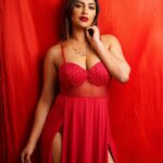Yaashika Aanand Instagram - ♥️ red lips 💋 Rossi cheeks ♥️ . . . Styling @sen_smily_girl Photogrphy sathish_photography49 Makeup @magariga_the_artist Hairstylist @thegoldenbrush_makeover_artist . . #kollywood #yashika #glam #redlips #explore #instadaily #photoshoot