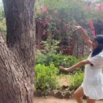 Yukti Kapoor Instagram - Old soul 🙋‍♀️ Obsessed with retro Bollywood🤷‍♀️ Do you feel like an old soul? Let me know in the comment section below! 👗 @gouravkapoor.21 ♥️🥰 #retrobollywood #retro #bollywood #oldsongs #reels #reelsinstagram #reelsvideo #reelitfeelit #reelsindia