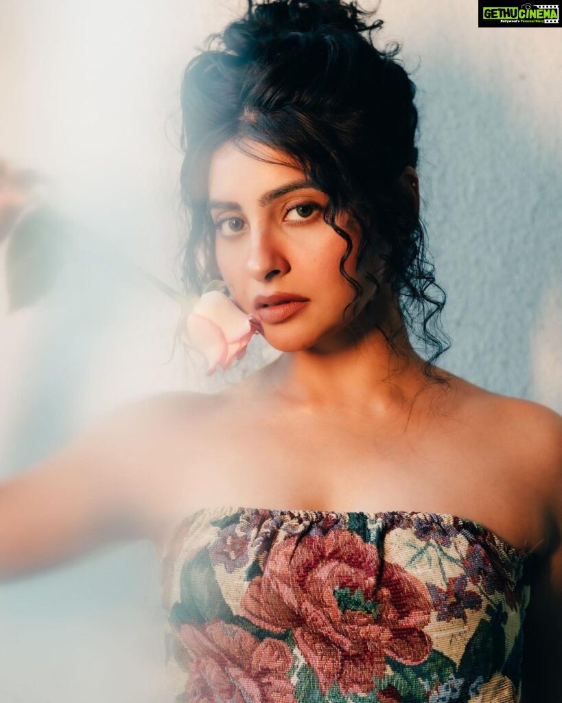 Yukti Kapoor Instagram - La Vie en rose