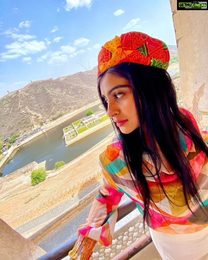 Yukti Kapoor Instagram - Jaipur is my hometown & will always have a special place in my heart. 🌷 #jaipur #hawamahal #throwback #throwbackthursday Jaipur, Rajasthan