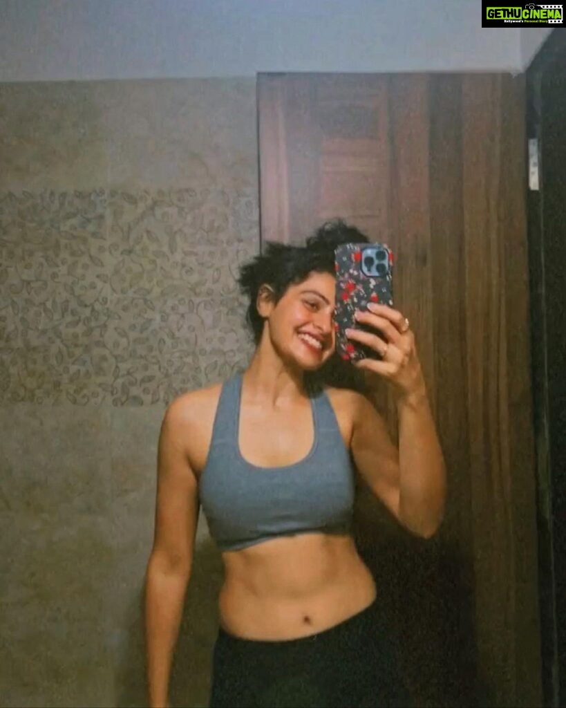 Yukti Kapoor Instagram - Say squeeze ! 😬 #fitness #workout #healthylifestyle #blur