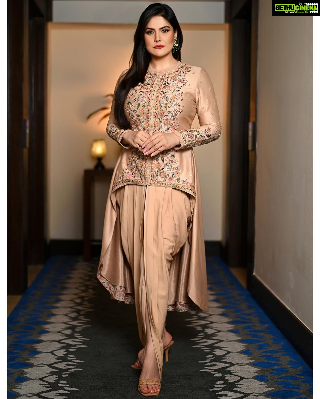 Zareen Khan Instagram - π Outfit- @mavishofficial_ Earrings - @shesaidyes.plv_jewellery x @offbeatmediain Stylist @styledbyayushidixit @simrankhera5 Assisted by- @taniya_04 πΈ - @jk_photography777 #ZareenKhan