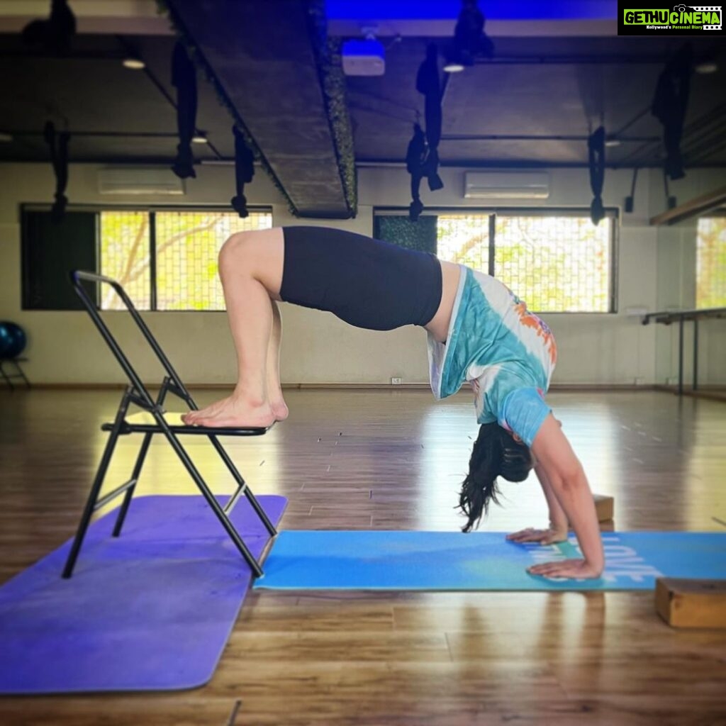 Zareen Khan Instagram - 🧘🏻‍♀ #ChairYoga #Yoga #MondayMotivation #ZareenKhan