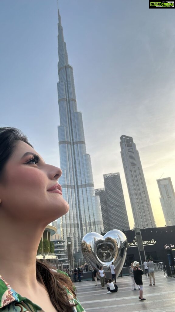 Zareen Khan Instagram - Habibi , Come to Dubai ❤ #Dubai #UAE #Travel #HappyHippie #ZareenKhan Video edited by @tripppytaurus