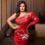 Zareen Khan Instagram - 🌺 Outfit by : @mandirawirkhq Jewellery by : @pohumaljeweller Style by : @kmundhe4442 HMU - @tanyamakeoverofficial 📸- @Lobonolan #ZareenKhan