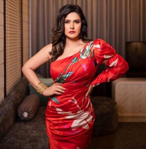 Zareen Khan Instagram - 🌺

Outfit by : @mandirawirkhq
Jewellery by : @pohumaljeweller
Style by : @kmundhe4442
HMU - @tanyamakeoverofficial 
📸- @Lobonolan

#ZareenKhan