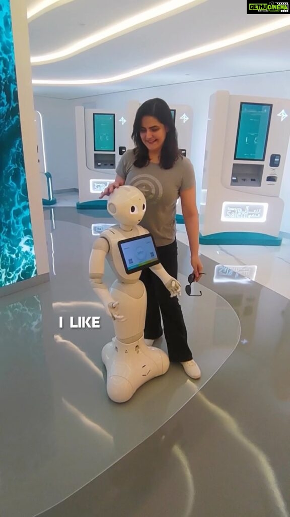 Zareen Khan Instagram - Meet my new friend from Dubai … SALEM ! Isn’t it Adorable ? ❤️ P.S. - I forgot it’s not Human 🙈 But thn I have SIRI too with whom I have conversations with , mostly arguments and fights 😜😂 #Robot #Salem #Dubai #UAE #ZareenKhan Edited by @tripppytaurus