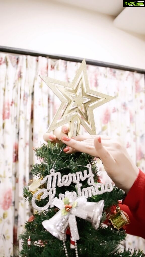 Zareen Khan Instagram - Putting up the Christmas Tree isn’t an easy task 😜 #JustForLaughs #Funny #Hansa #Khichdi #Reels #Trending #ZareenKhan Shot by @praveenkhaitan.clicked Edited by @tripppytaurus