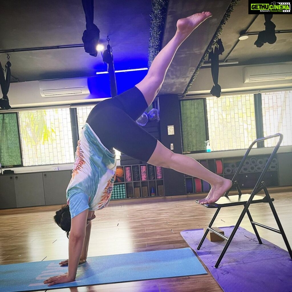 Zareen Khan Instagram - 🧘🏻‍♀ #ChairYoga #Yoga #MondayMotivation #ZareenKhan