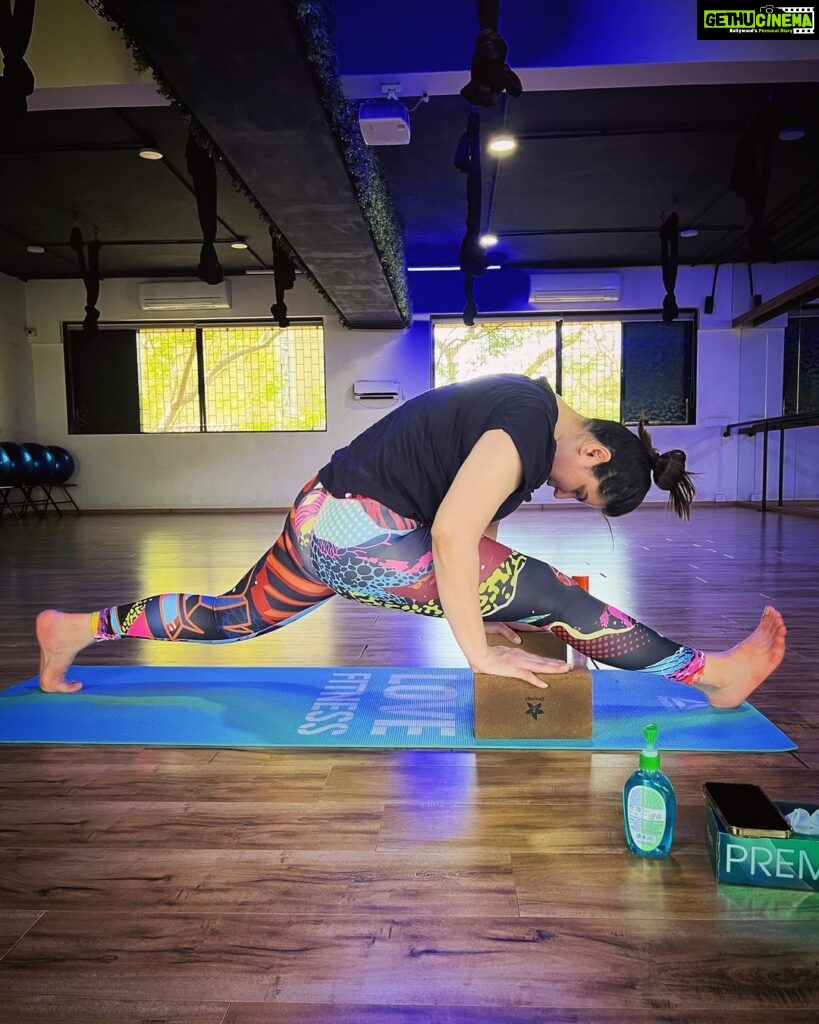 Zareen Khan Instagram - 🧘🏻‍♀ #Yoga @ravindra.rawat_ #ZareenKhan