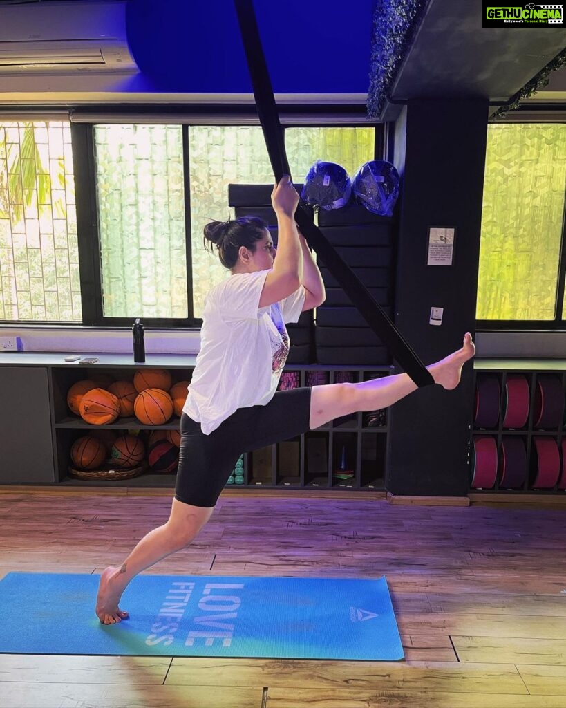 Zareen Khan Instagram - 🧘🏻‍♀ @ravindra.rawat_ #Aerial #Yoga #AerialYoga #TransformationTuesday #ZareenKhan Diva Yoga