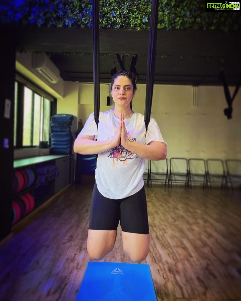 Zareen Khan Instagram - 🧘🏻‍♀ @ravindra.rawat_ #Aerial #Yoga #AerialYoga #TransformationTuesday #ZareenKhan Diva Yoga