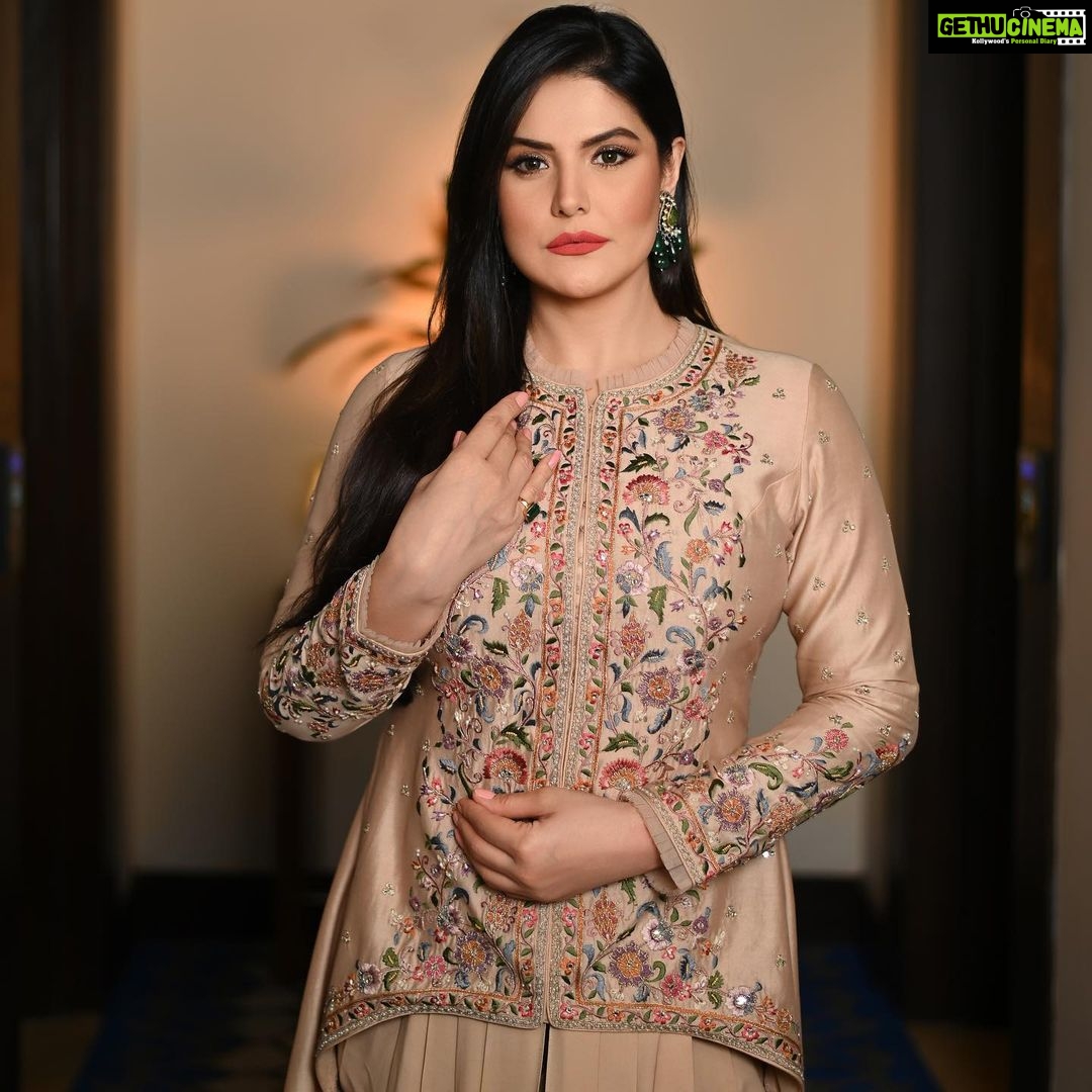 Zareen Khan Instagram - π Outfit- @mavishofficial_ Earrings - @shesaidyes.plv_jewellery x @offbeatmediain Stylist @styledbyayushidixit @simrankhera5 Assisted by- @taniya_04 πΈ - @jk_photography777 #ZareenKhan