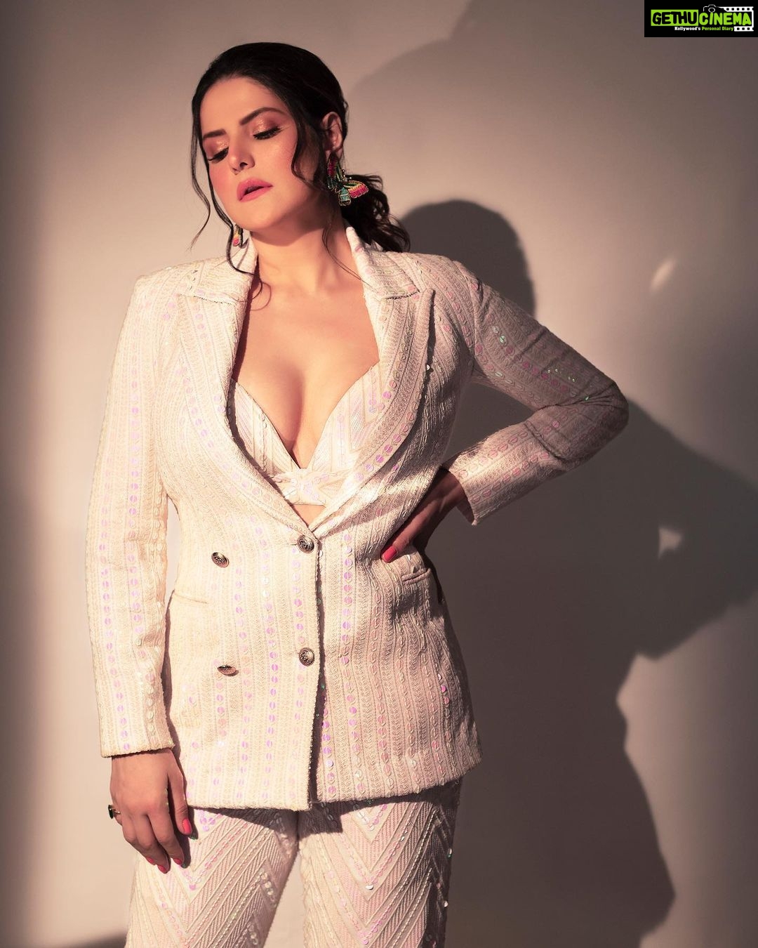 Zareen Khan Instagram - 🦢 Outfit by @ranbirmukherjeeofficial Jewellery by @rubans.in @oakpinionpr Styled by @hitendrakapopara Fashion Team @tanyakalraaa @sarinabudathoki Make up @makeupbyvinod Hair @shab_qureshi786 🎥 - @sjframes Managed by @piyuushj9 #DanubeFilmfareOttAwards2022 #ZareenKhan