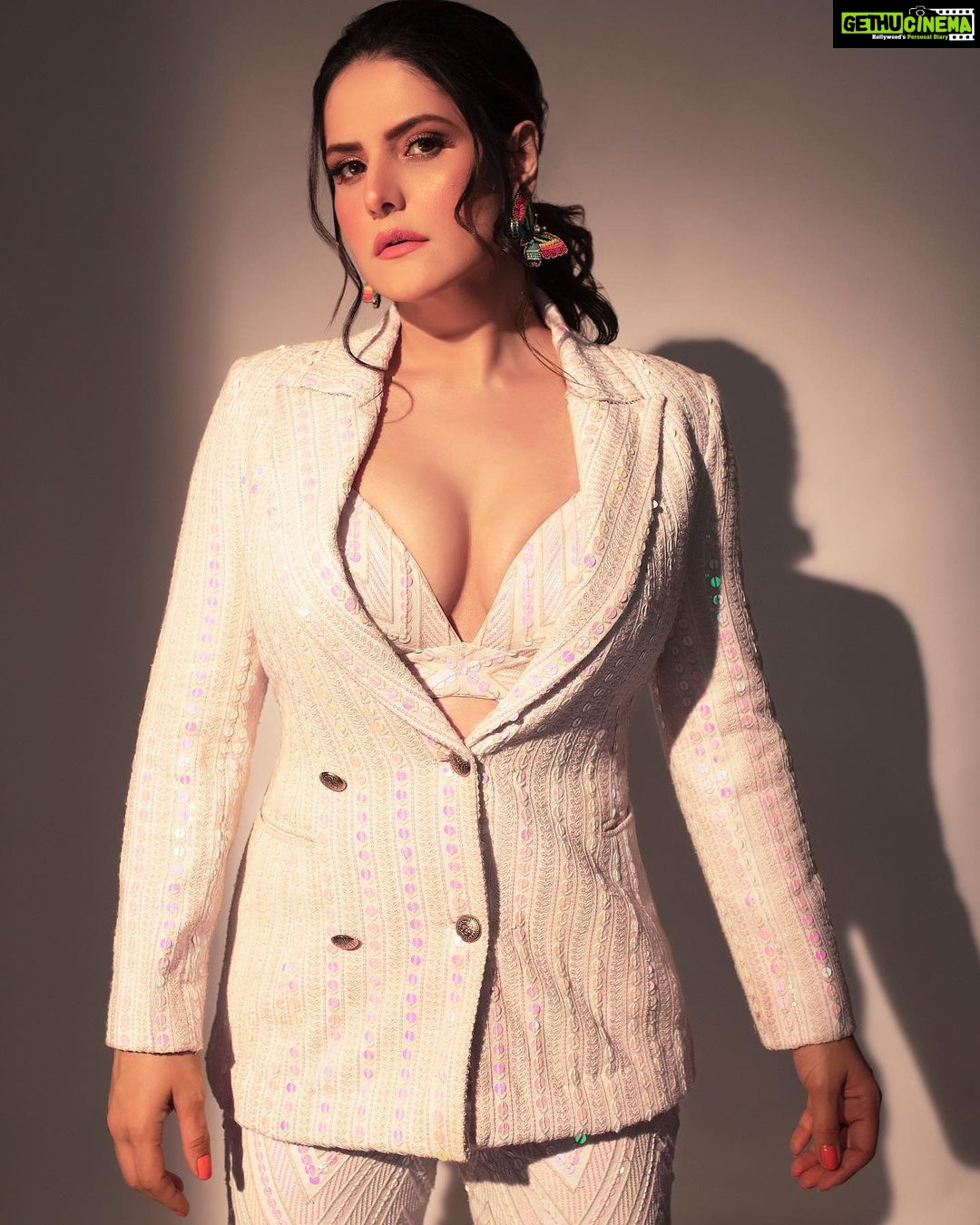 Zareen Khan Instagram - 🦢 Outfit by @ranbirmukherjeeofficial Jewellery by @rubans.in @oakpinionpr Styled by @hitendrakapopara Fashion Team @tanyakalraaa @sarinabudathoki Make up @makeupbyvinod Hair @shab_qureshi786 🎥 - @sjframes Managed by @piyuushj9 #DanubeFilmfareOttAwards2022 #ZareenKhan